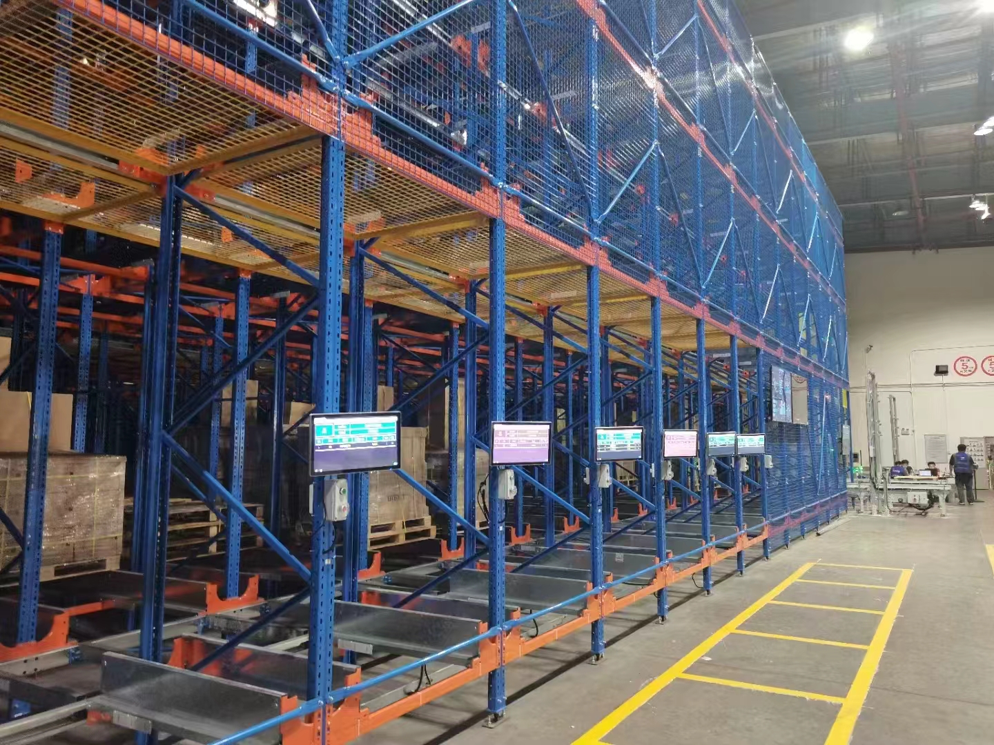 四向车自动化仓库：腾博会官网专业服务诚信为本的柔性解决方案